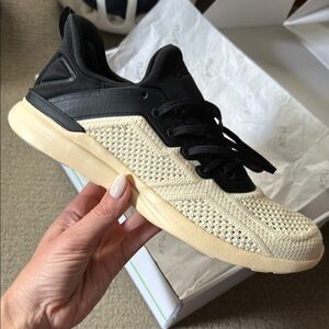 APL Athletic Propulsion Labs Techloom - never been worn in size women’s 9.5
